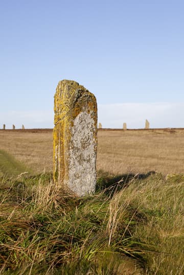 The Comet Stone, located just southeast of the Ring of Brodgar, c. 2500 BC. Mainland, Orkney Islands, Scotland. Measuring nearly 104 m in diameter, this impressive Neolithic monument is a true circle that is thought to have originally consisted of 60 stones. Today 27 stones remain standing, ranging in height from 2.1 m to 4.7 m. The ring is positioned on a scenic strip of land between the freshwater Loch of Harray (to NE) and the saltwater Loch of Stenness (to SW).