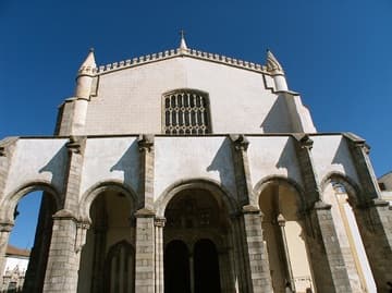 Entrance to the Church of St. Francis, which contains the Capela dos Ossos.