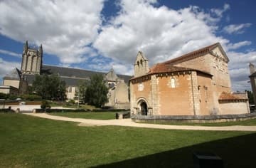 The baptistery is next to the cathedral, like other Paleochristian examples.