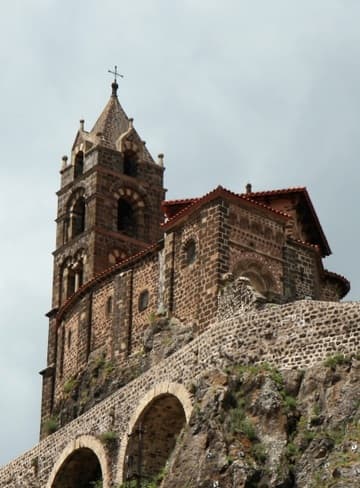 View of Saint Michael's Chapel from the south. Most of what is seen here dates from the 12th century. Note that the wall is a bit rounded: this is to accommodate the unusual elliptical ambulatory necessitated by the site.