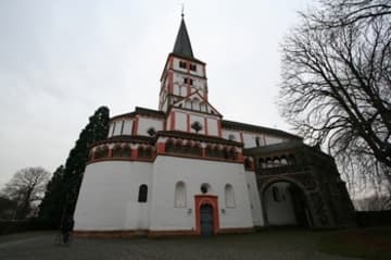 The splendid Doppelkirche of Schwarzrheindorf from the north.