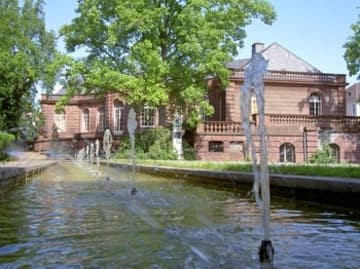 The Heylshofgarten with fountain running in summer.
