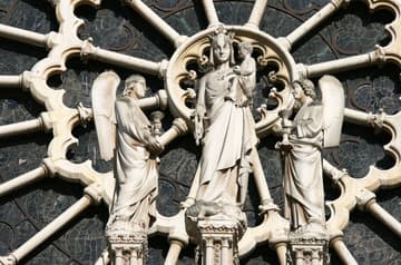Exterior of the west rose window, with a sculpture of the Virgin and Child flanked by angels.